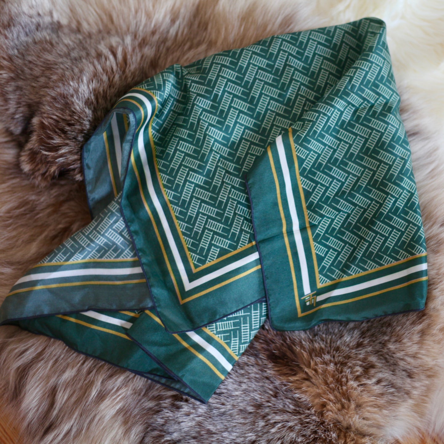 QAMUTIIT HERRINGBONE SCARF (GREEN)