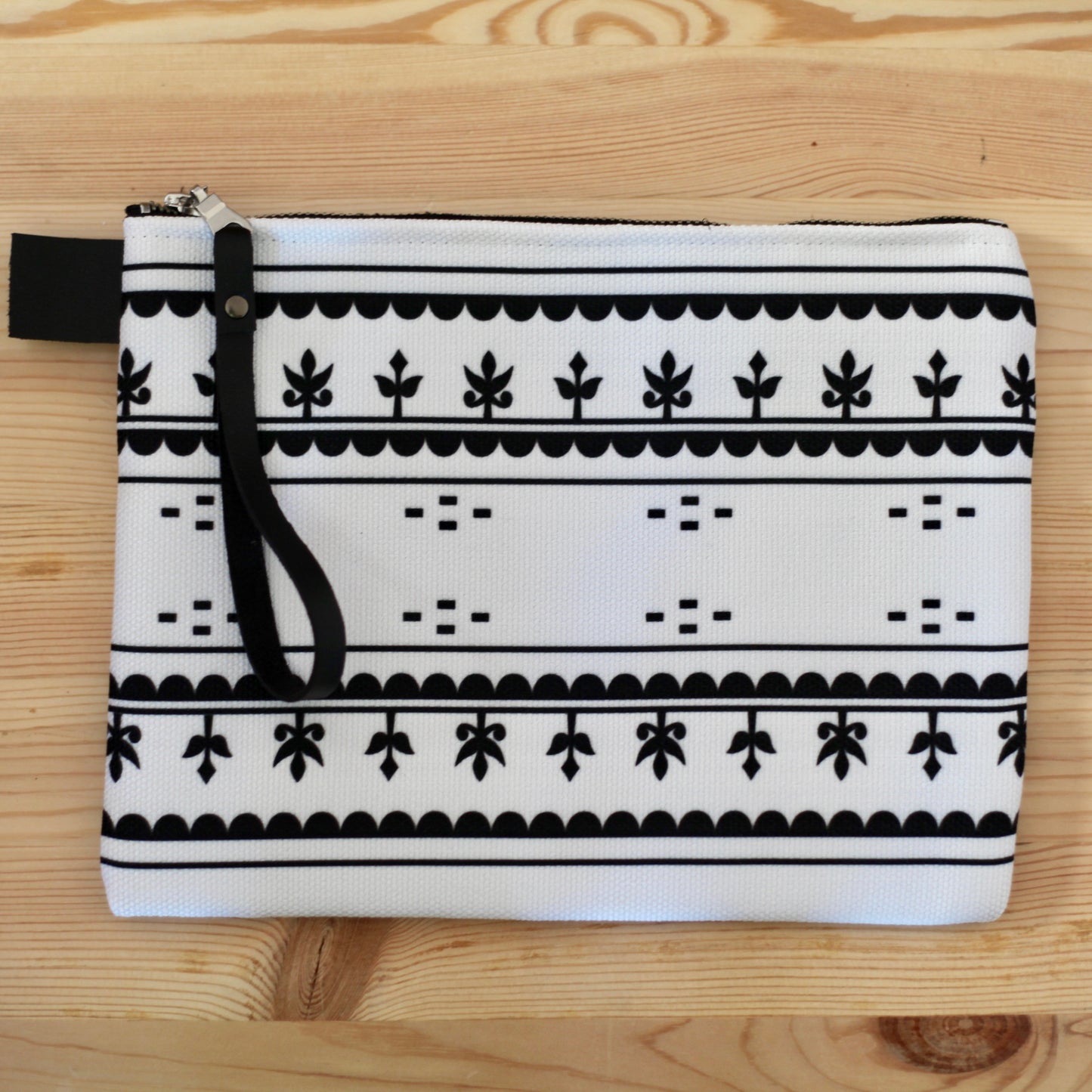 KAMIK PATTERN CLUTCH (WHITE)