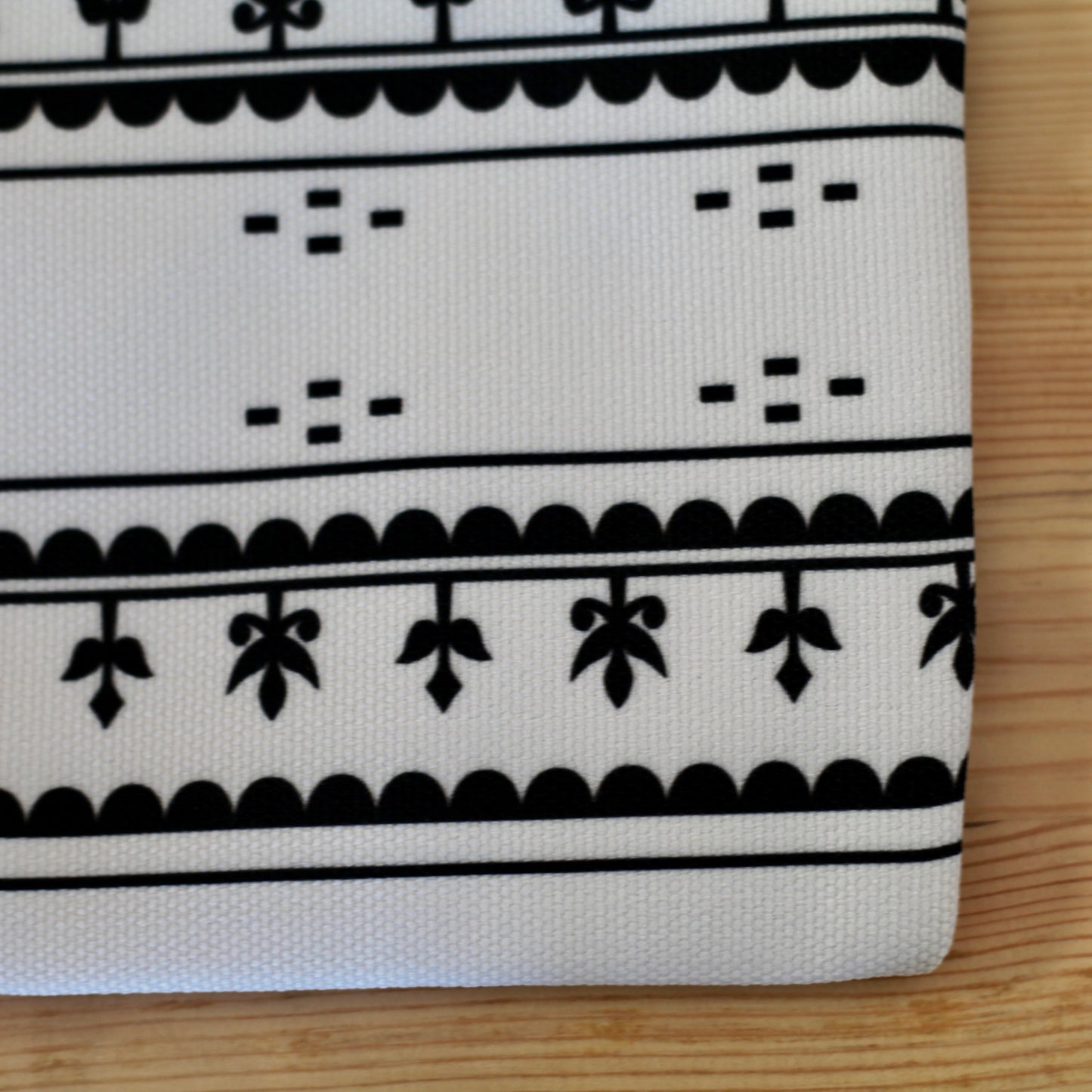 KAMIK PATTERN CLUTCH (WHITE)