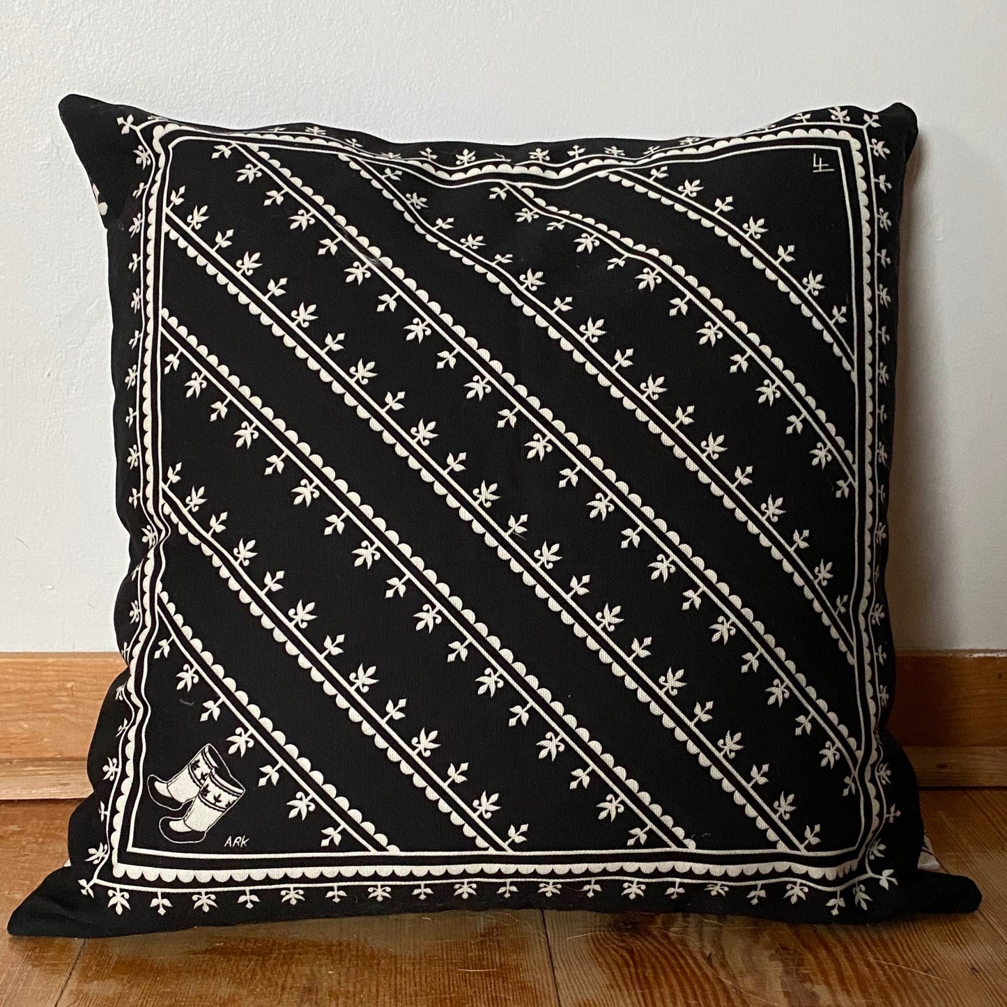 KAMIIK PATTERN CUSHION COVER (BLACK)