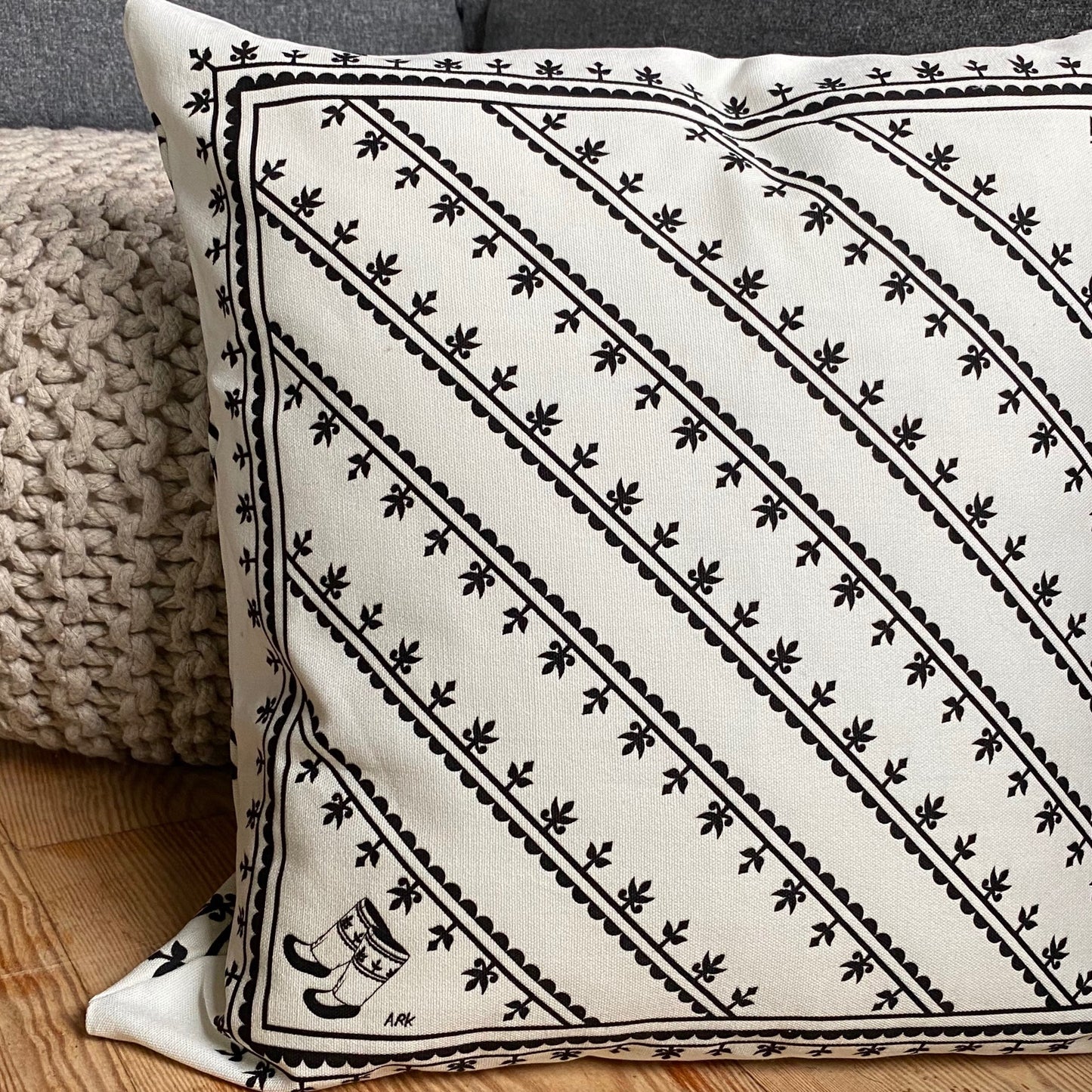 KAMIIK PATTERN CUSHION COVER (WHITE)