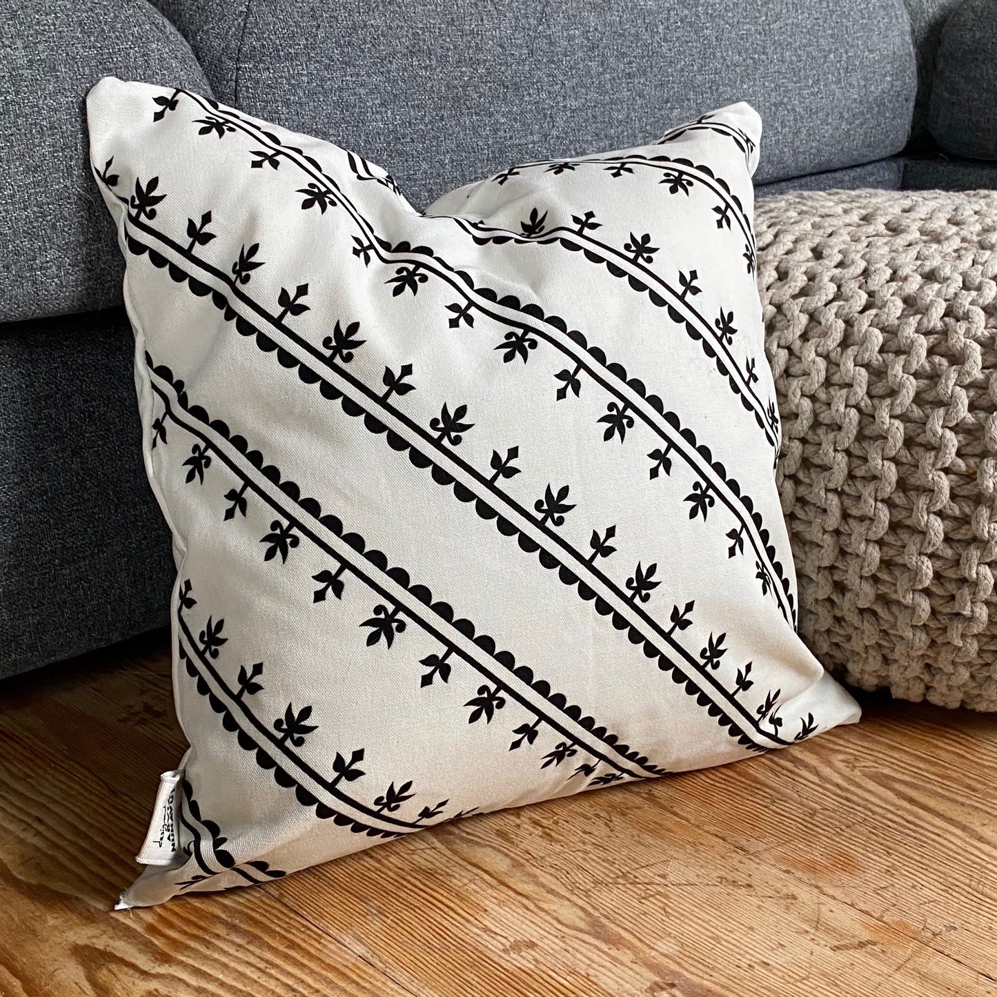 KAMIIK PATTERN CUSHION COVER (WHITE)