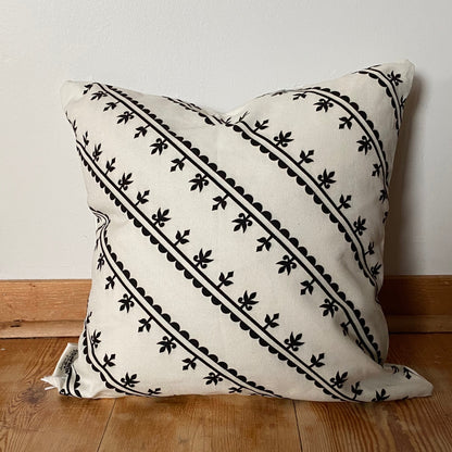 KAMIIK PATTERN CUSHION COVER (WHITE)